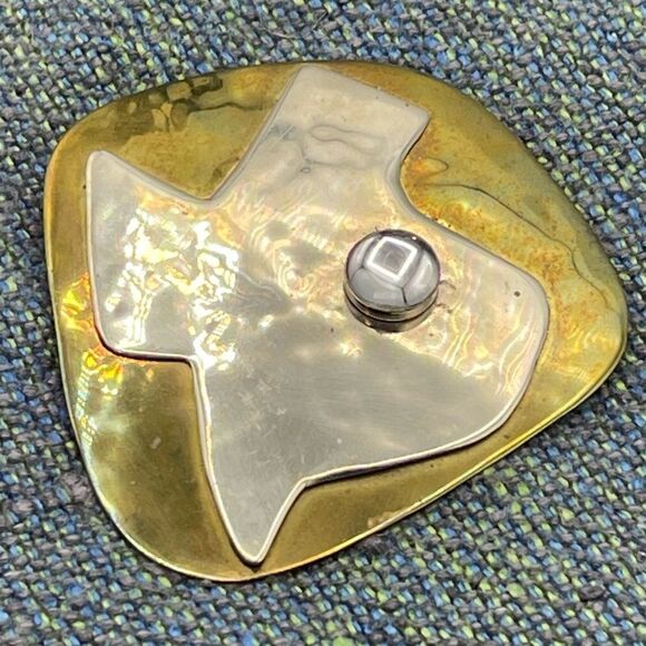 Handcrafted Silver Tone Texas Clear Glass Stud on Hammered Brass Brooch - Picture 7 of 16